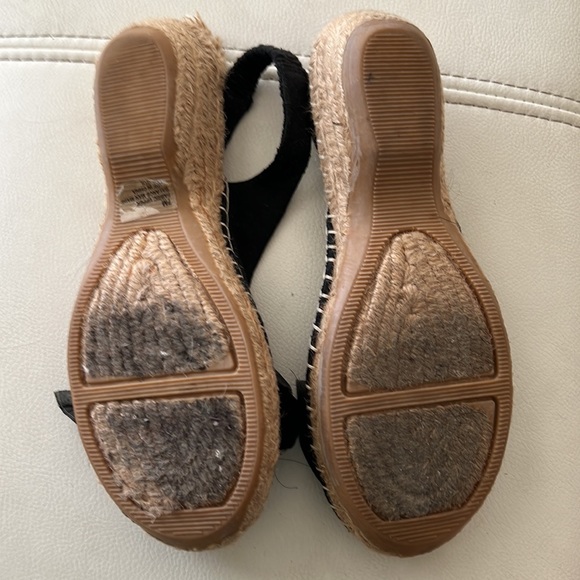 Trendy black wedge with fabric bow size 7! - Picture 2 of 2